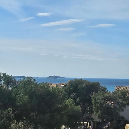 T2 climatisé domaine de la Coudoulière devant la plage, terrasse vue mer au milieu de la pinède au calme sans vis à vis dernier étage Six-Fours-les-Plages Chambre photo