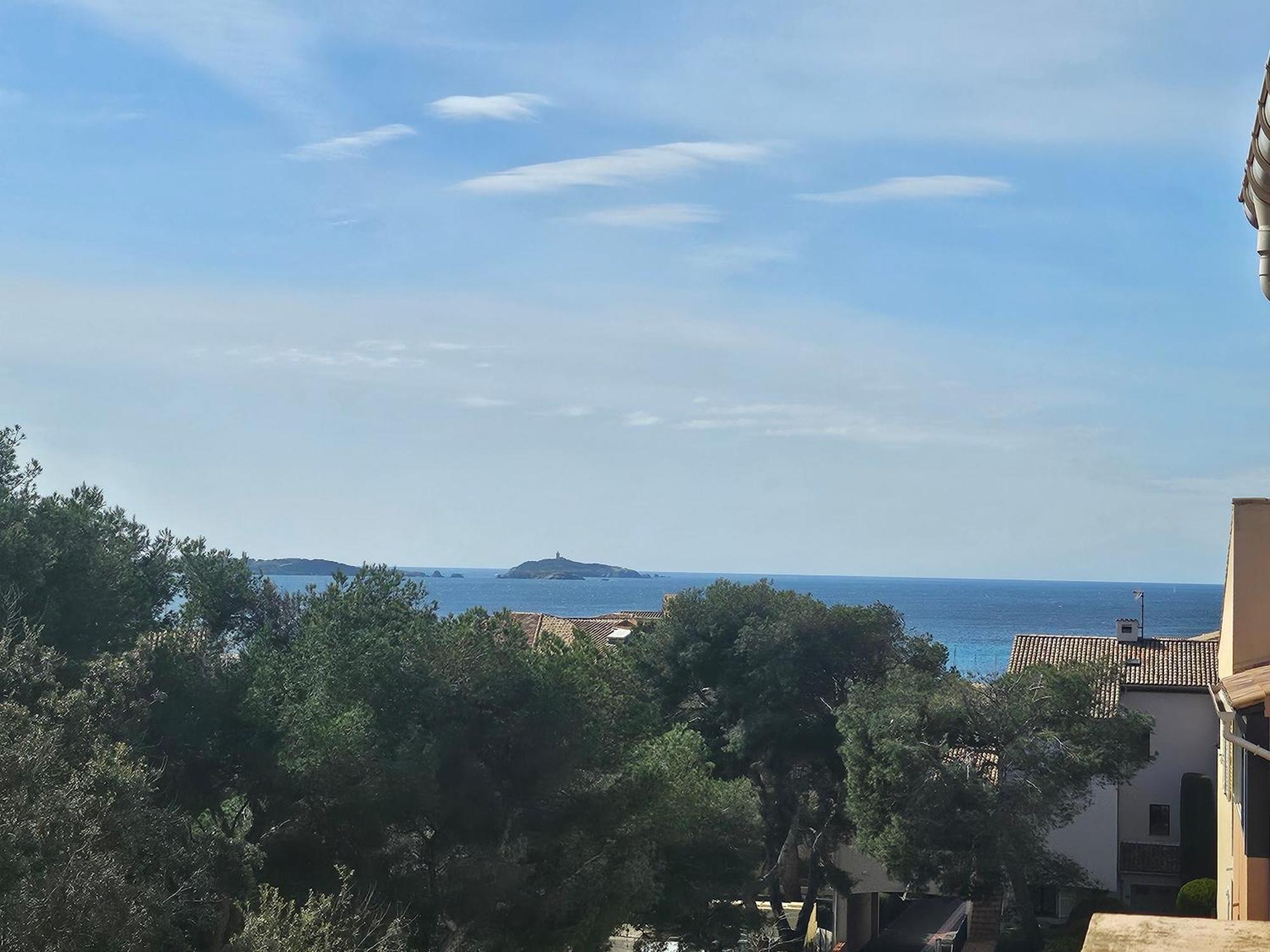 T2 climatisé domaine de la Coudoulière devant la plage, terrasse vue mer au milieu de la pinède au calme sans vis à vis dernier étage Six-Fours-les-Plages Chambre photo